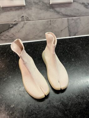 Women’s Split-Toe Knit Sock Sneakers in Light Pink